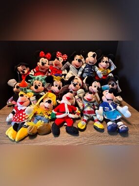 17 NWT Mickey & Minnie Disney Store Disney World 8” Mini Bean Bag Plush Lot VTG